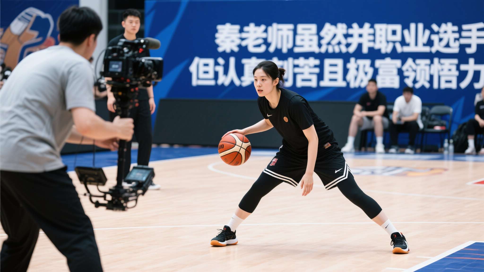 秦岚篮球场惊艳亮相,动作流畅自然